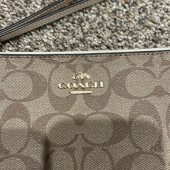 Coach authentic large wristlet - like NEW - Picture 2 of 4